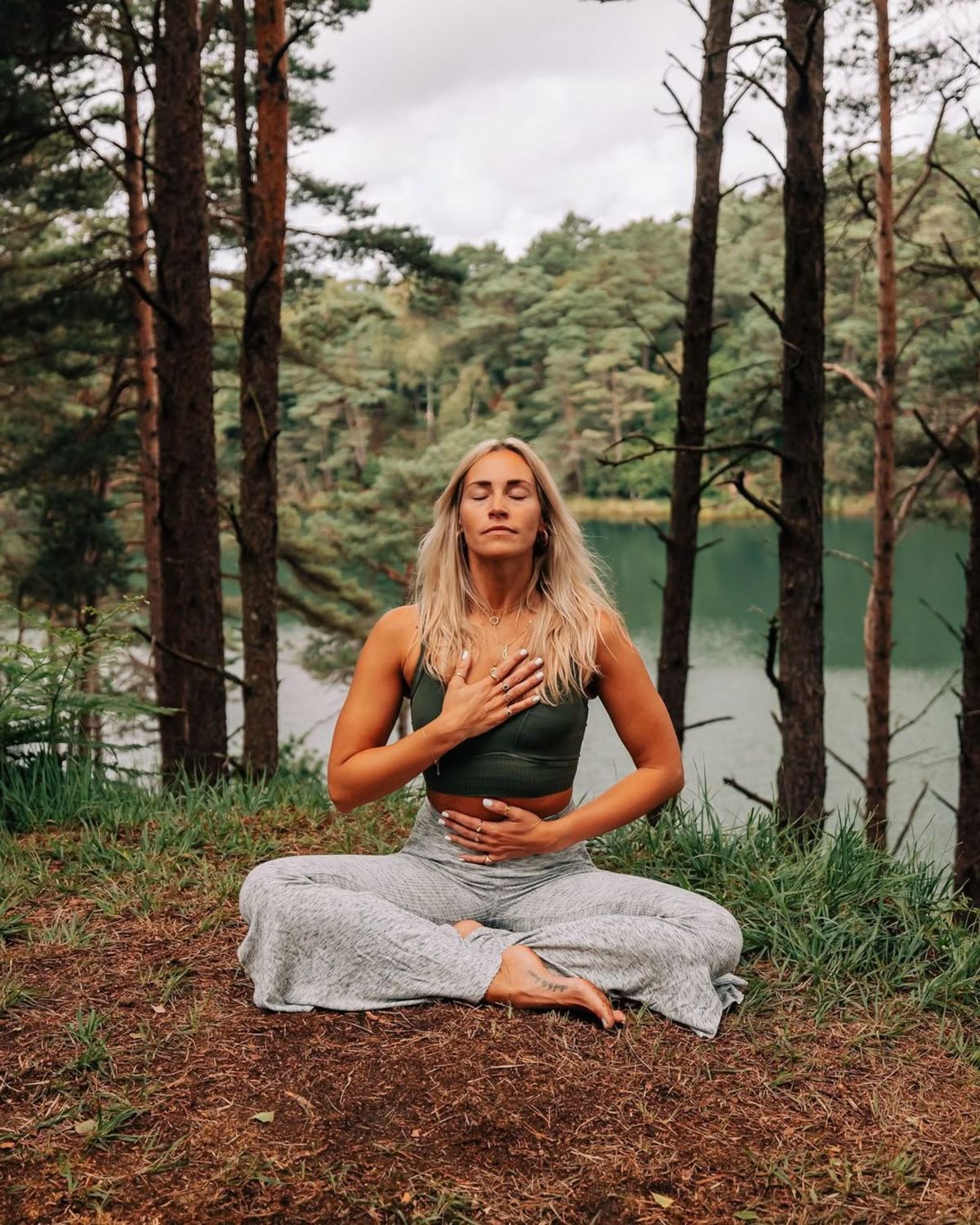 Mujer meditando sentada en el suelo en un bosque