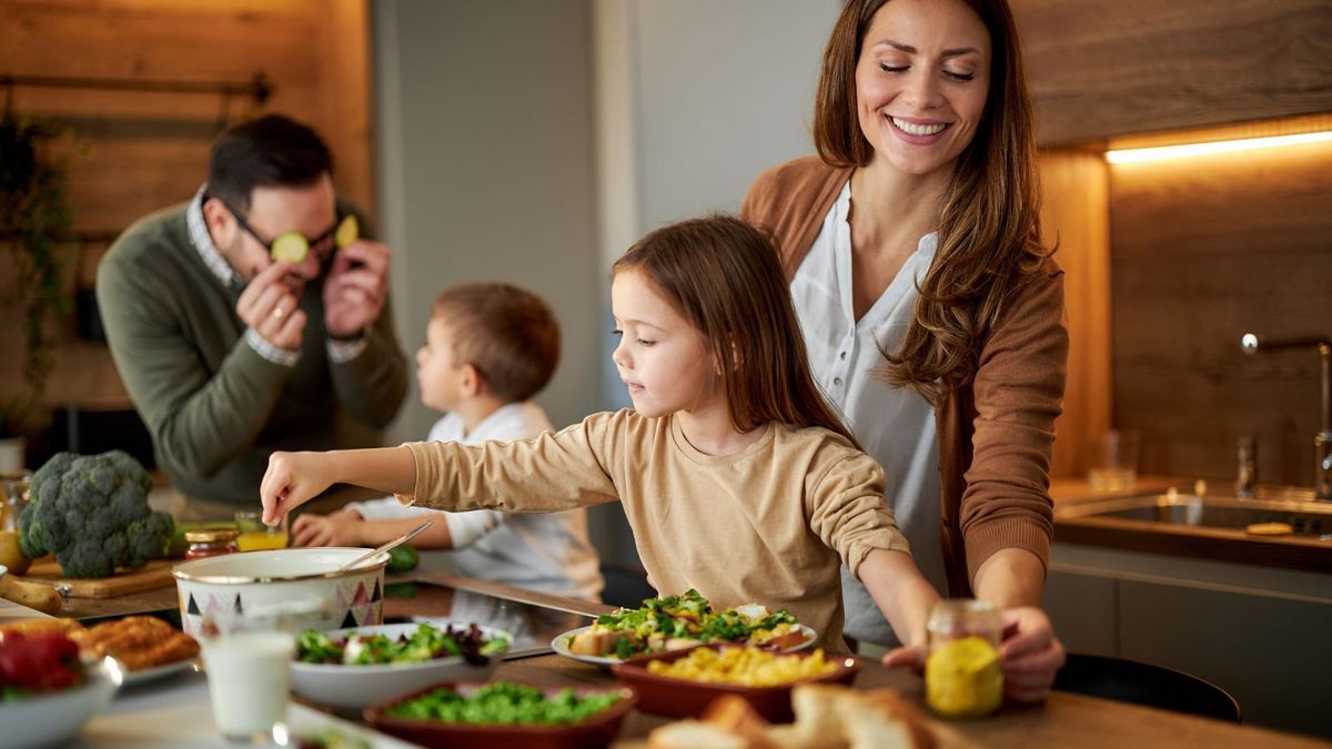 Familia preparando comida saludable en la cocina