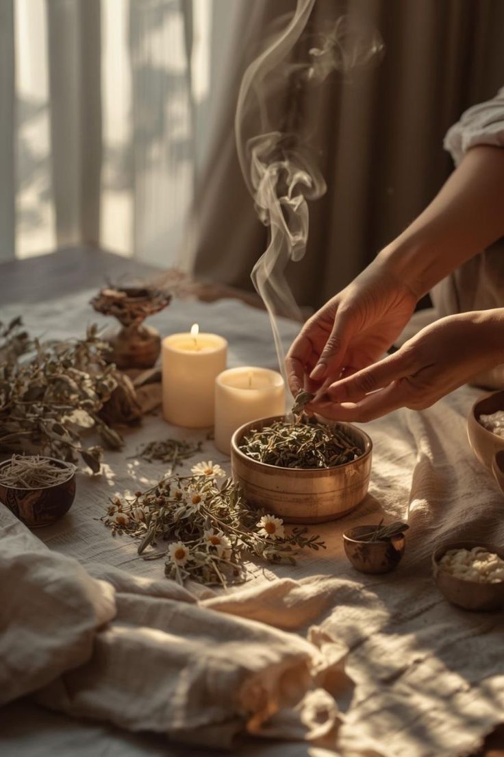 Velas encendidas y hierbas naturales sobre una mesa