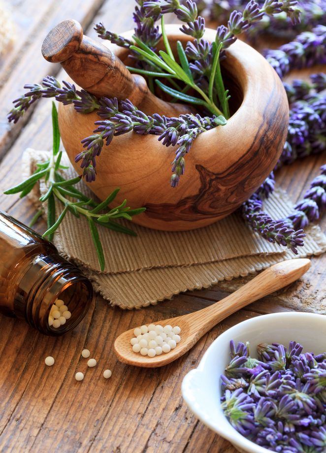 Hierbas medicinales y utensilios naturales sobre una mesa