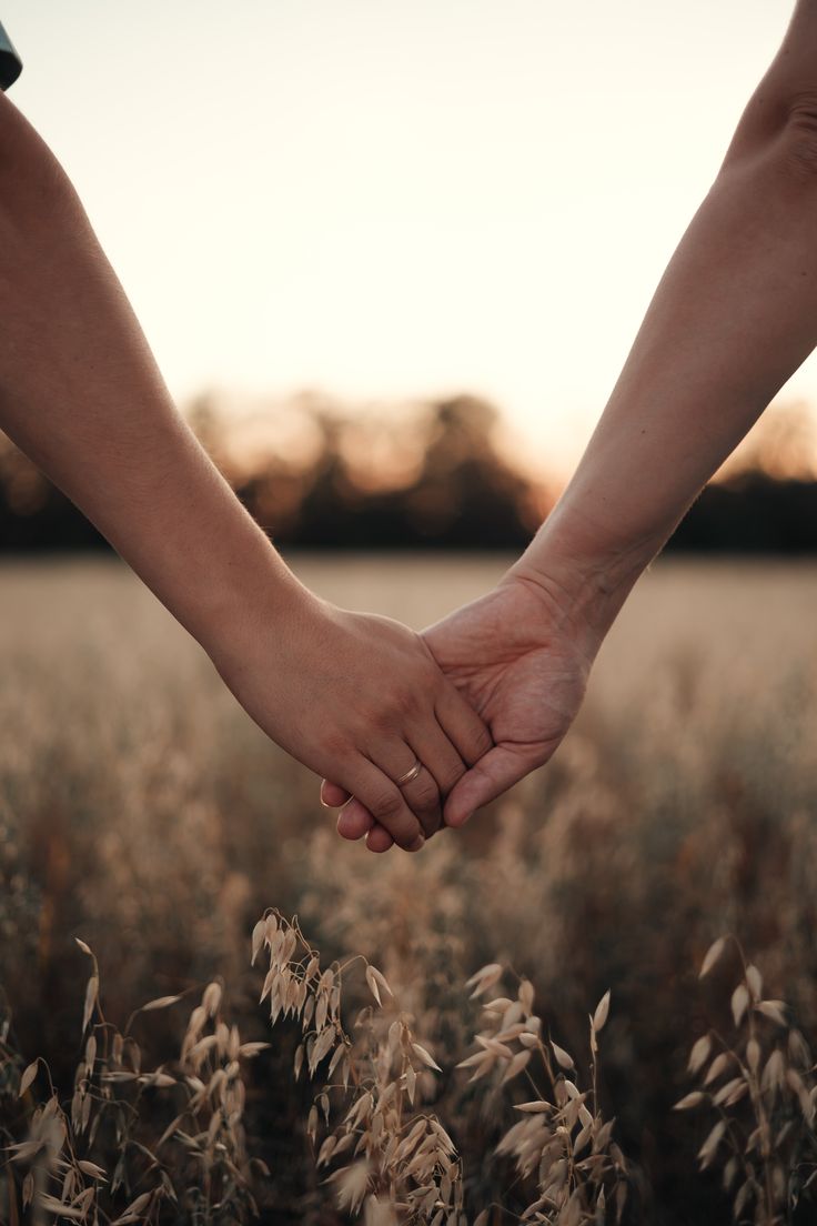 Dos personas cogidas de la mano