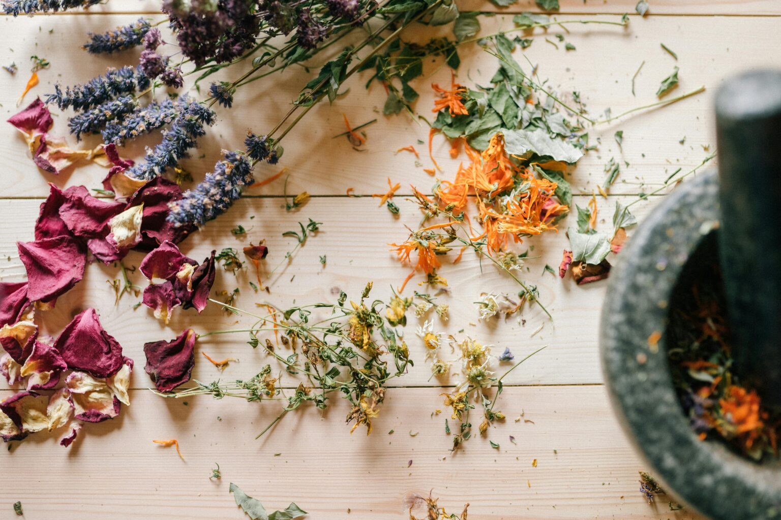 Hierbas y flores secas utilizadas en terapias naturales